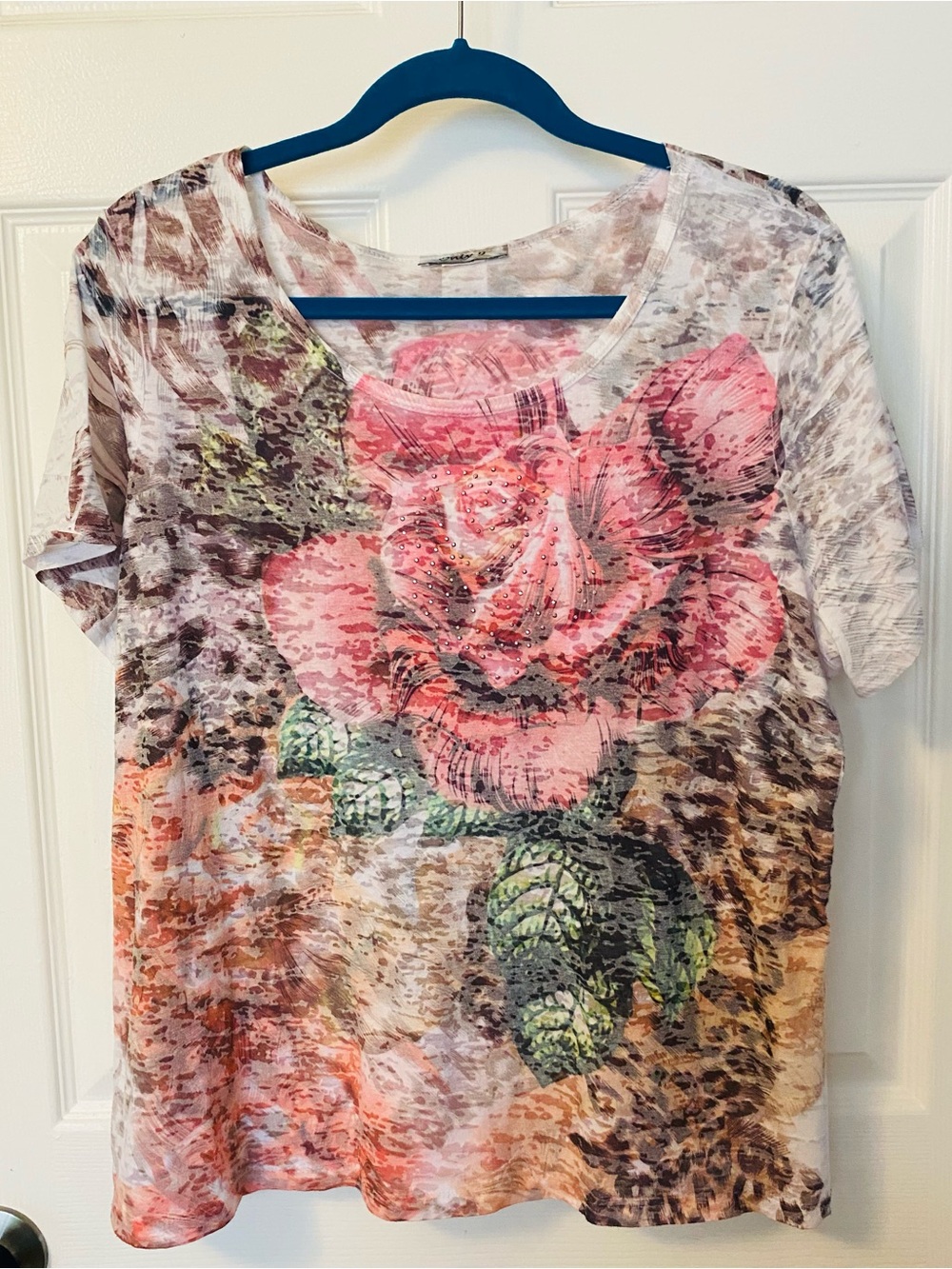 Lightweight floral short sleeve top by Only 9.
Lots similar listed. Bundle!
